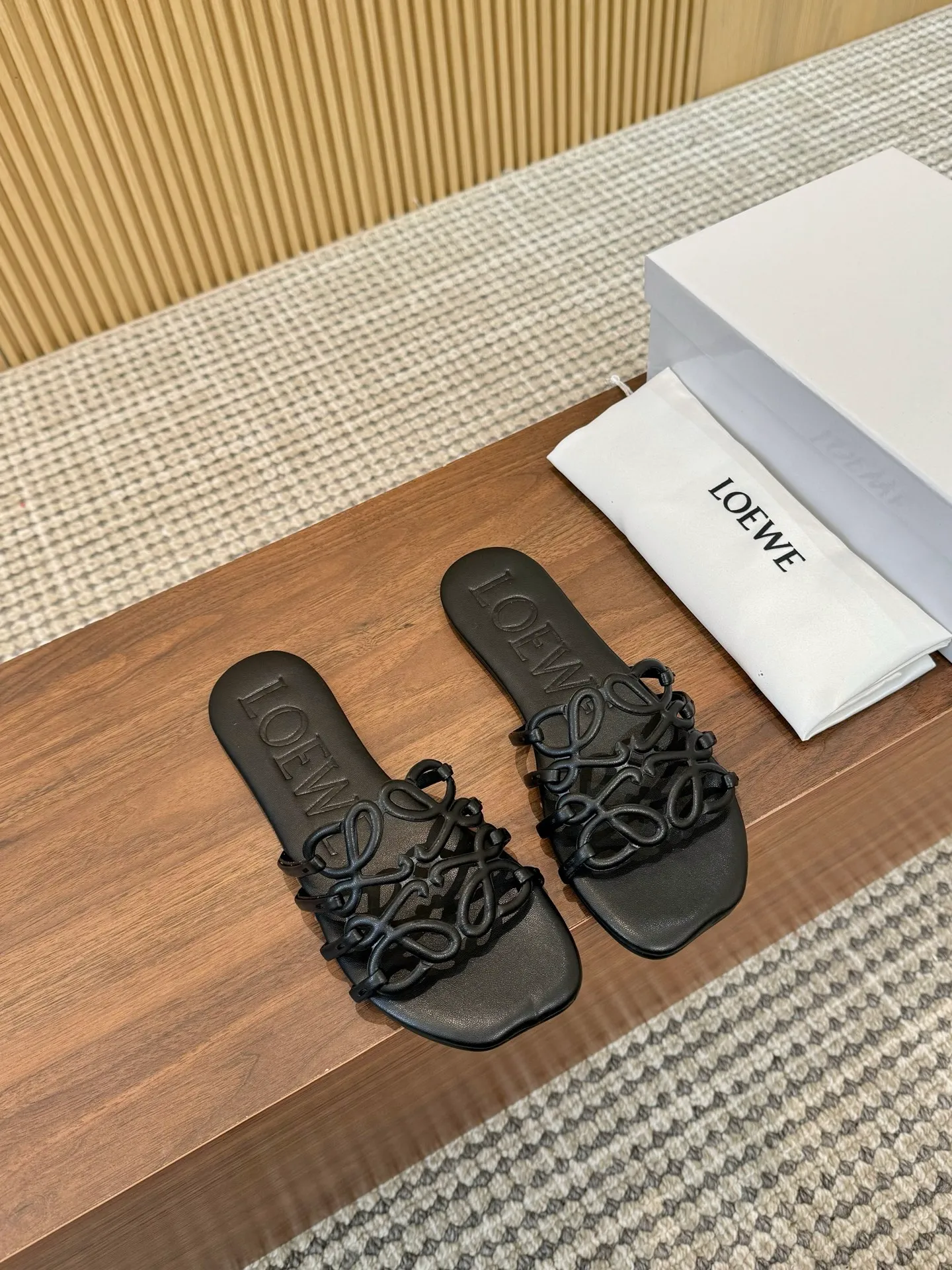 👟👟Ex-factory price 400👟👟 The latest 2025 LOEWE, summer limited edition hollow slippers, they are so beautiful on your feet! ! ! Highly recommended, a super lazy drag, the same style worn by celebrity bloggers! Fabric: Imported sheepskin (black, white, apricot, red, pink, five colors) Lining: Imported sheepskin Genuine leather outsole injection molded dyed bottom Number: 35-42